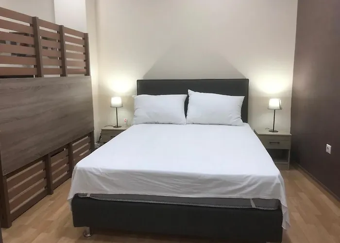 στο κέντρο της πόλης * Thebes